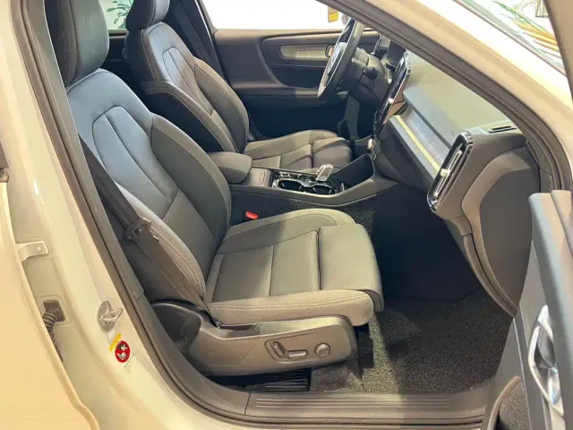 Volvo XC40 — Фото автомобиля 11