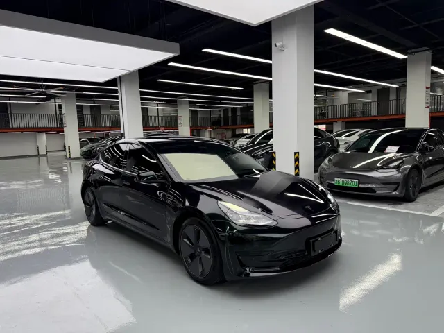 Tesla Model 3 — Фото автомобиля 3