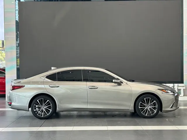 Lexus ES — Фото автомобиля 7