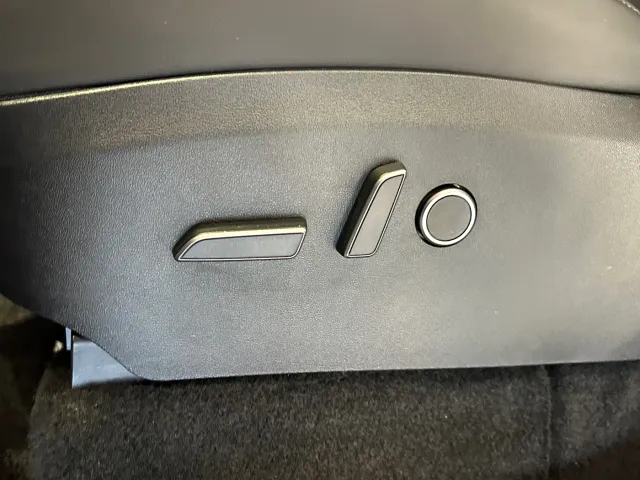 Tesla Model Y — Фото автомобиля 8