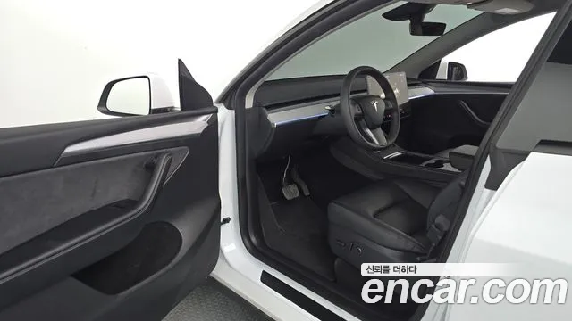 Tesla Model Y — Фото автомобиля 15