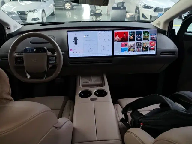 Li Auto i8 — Фото автомобиля 9