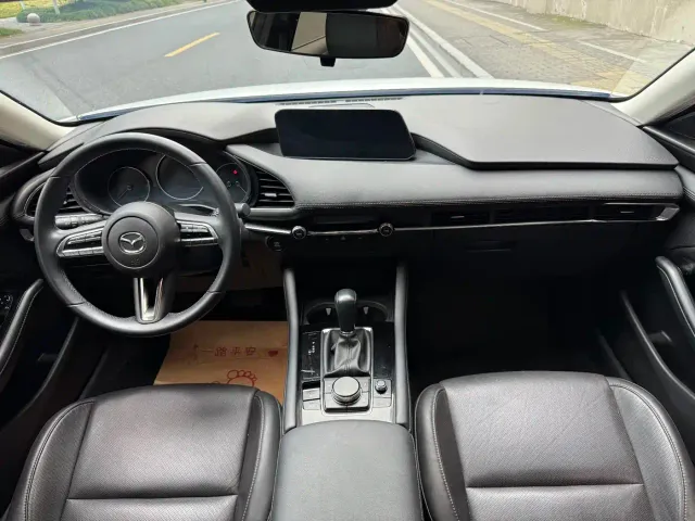 Mazda Axela — Фото автомобиля 11