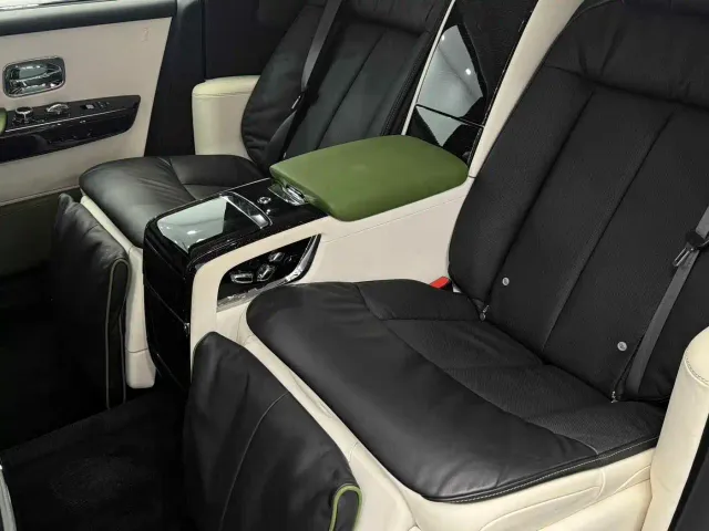 Rolls-Royce Phantom — Фото автомобиля 13