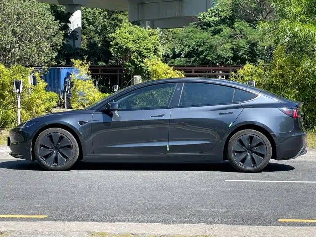 Tesla Model 3 — Фото автомобиля 6