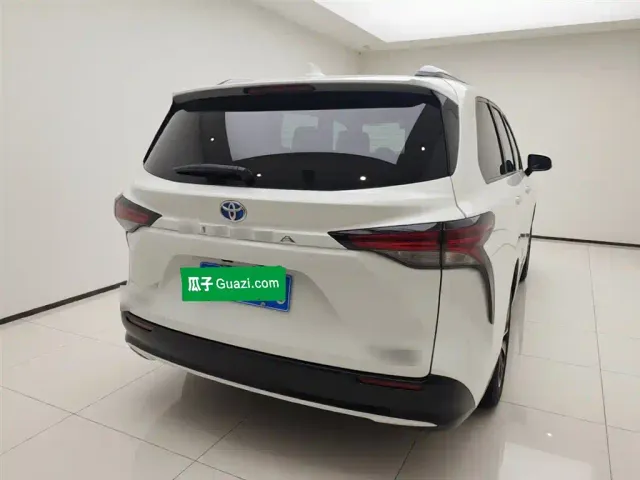 Toyota Sienna — Фото автомобиля 3