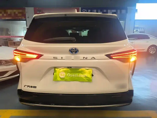 Toyota Sienna — Фото автомобиля 5