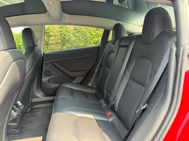 Tesla Model 3 — Фото автомобиля 8