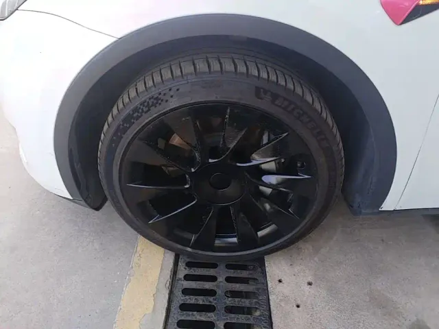 Tesla Model Y — Фото автомобиля 22