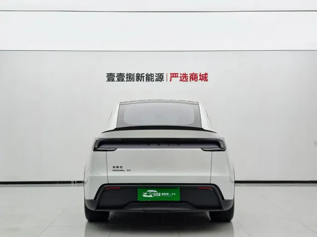 Tesla Model Y L — Фото автомобиля 9
