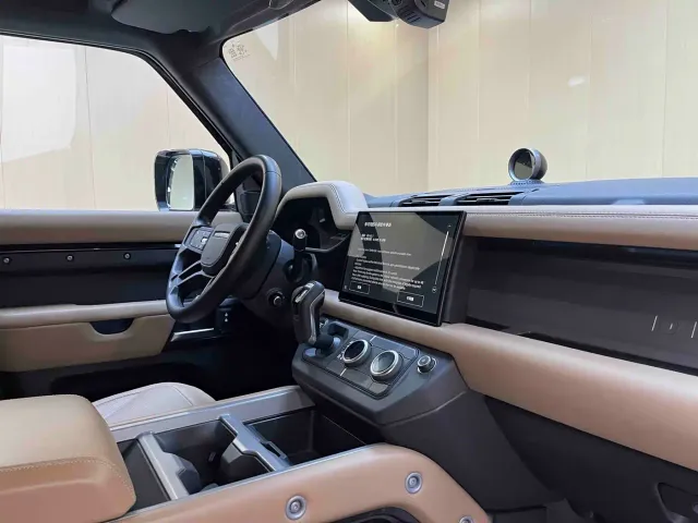Land Rover Defender — Фото автомобиля 12