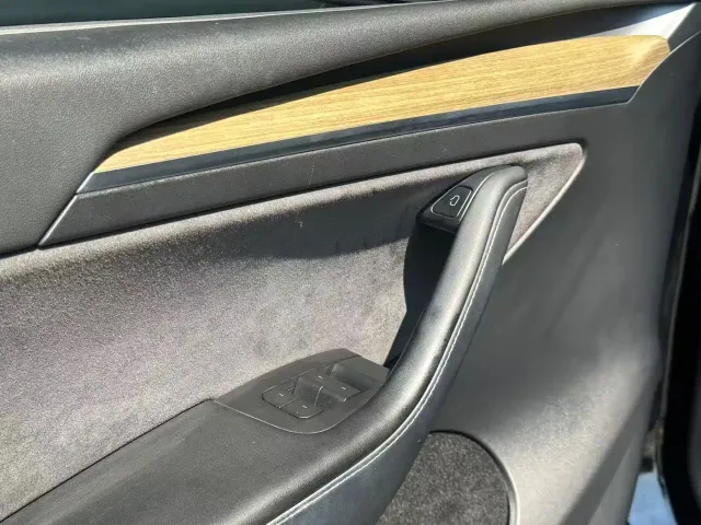 Tesla Model Y — Фото автомобиля 9