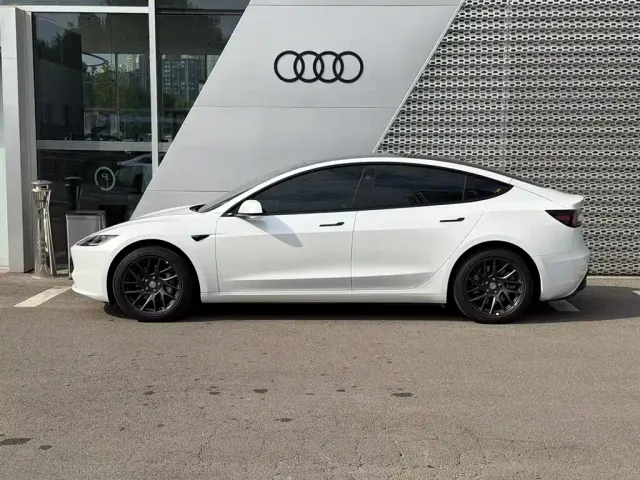 Tesla Model 3 — Фото автомобиля 11