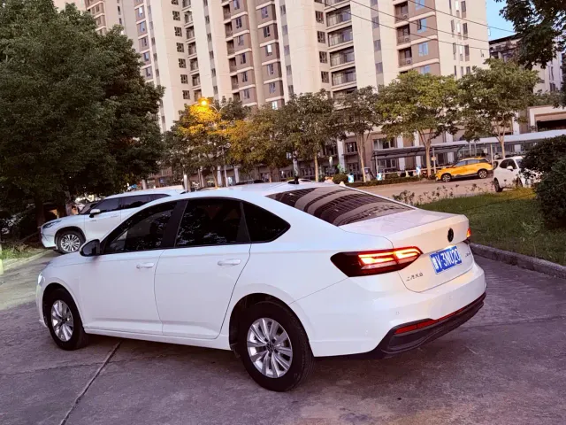 Volkswagen Lavida — Фото автомобиля 4