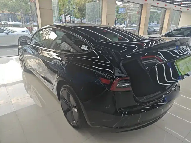 Tesla Model 3 — Фото автомобиля 4