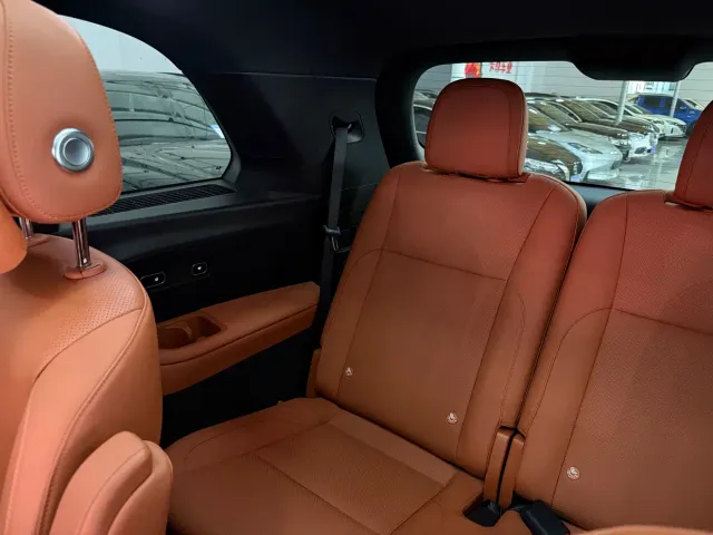 Li Auto L8 — Фото автомобиля 17