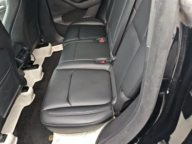 Tesla Model Y — Фото автомобиля 16