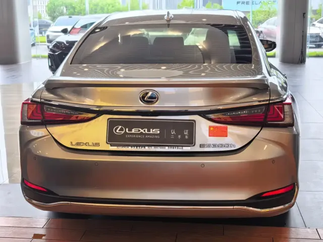 Lexus ES — Фото автомобиля 3
