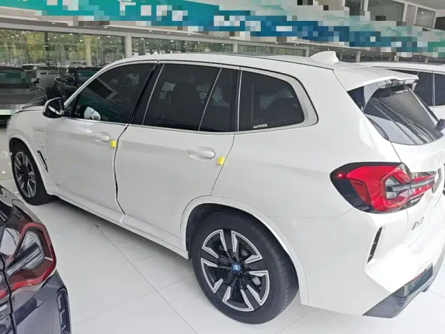 BMW iX3 — Фото автомобиля 4