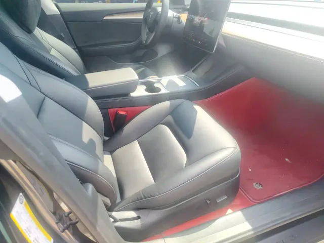 Tesla Model 3 — Фото автомобиля 13