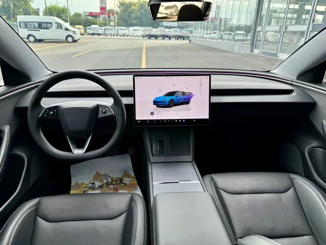 Tesla Model 3 — Фото автомобиля 10