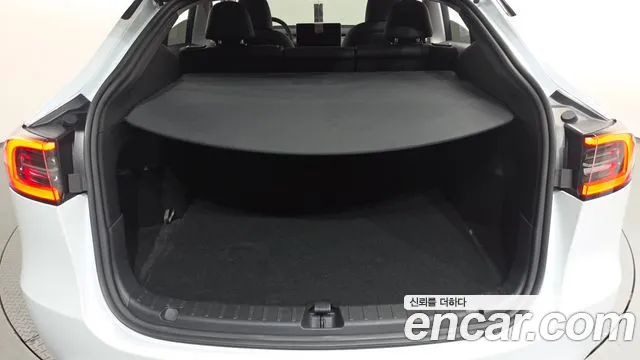 Tesla Model Y — Фото автомобиля 24