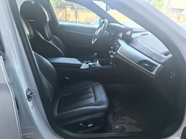 BMW 5 Series — Фото автомобиля 10
