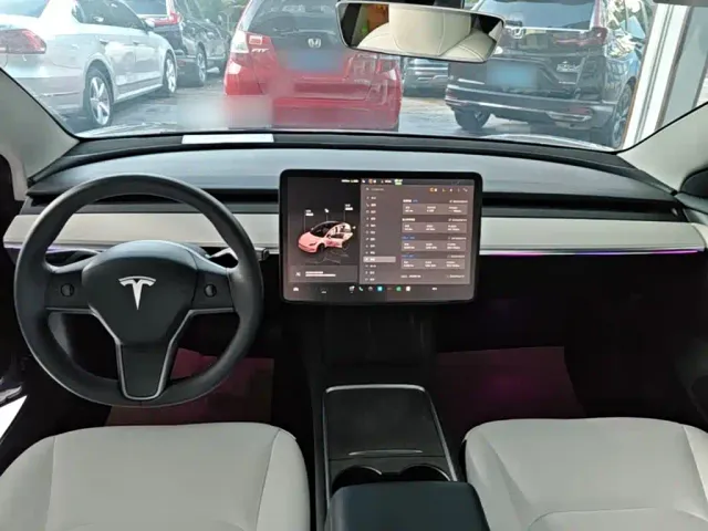Tesla Model 3 — Фото автомобиля 9