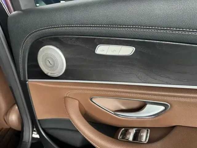 Mercedes-Benz E-Class — Фото автомобиля 11
