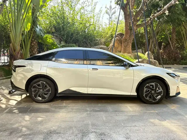 Toyota bZ3 — Фото автомобиля 5