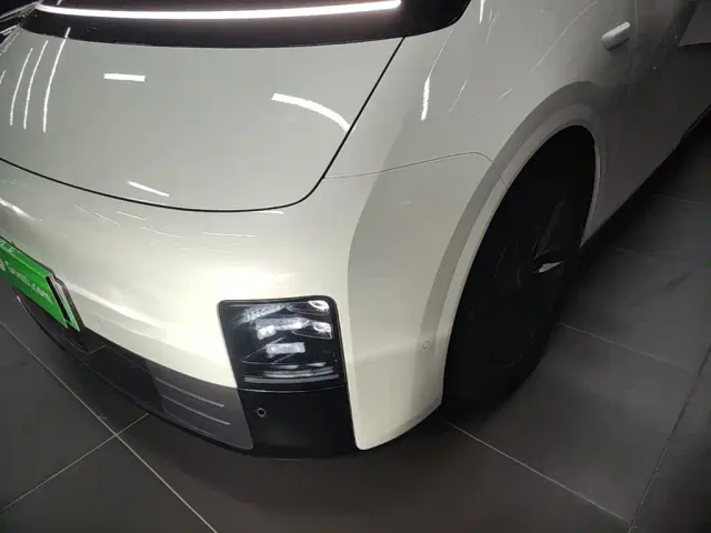 Li Auto MEGA — Фото автомобиля 17