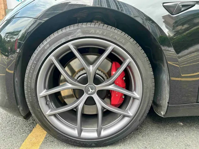 Tesla Model 3 — Фото автомобиля 6
