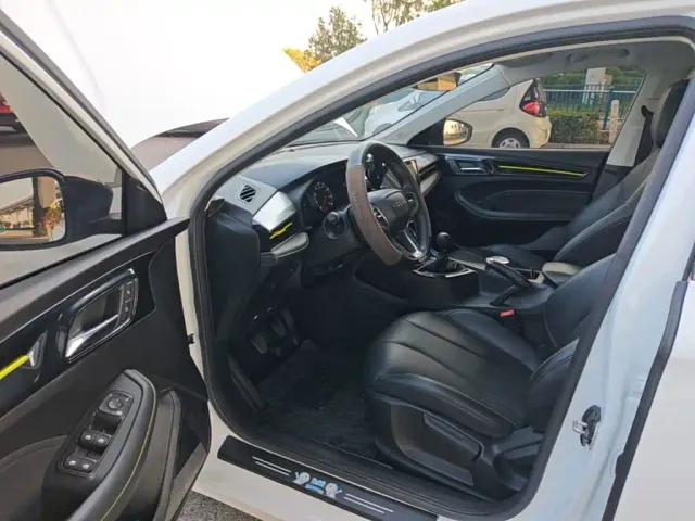 Roewe i5 — Фото автомобиля 15