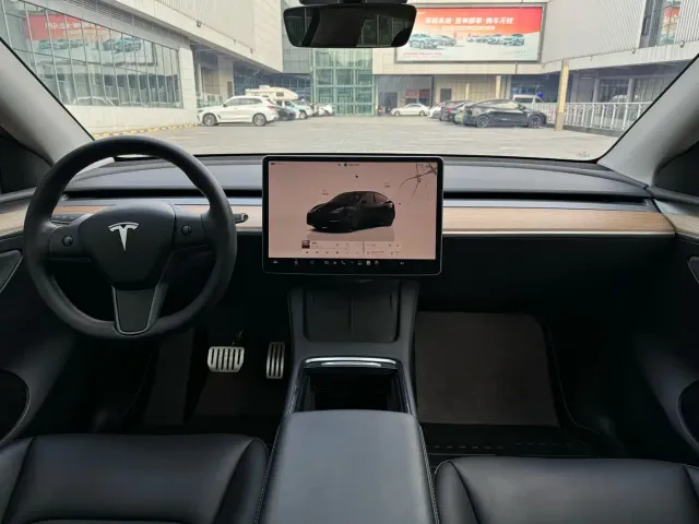Tesla Model Y — Фото автомобиля 4