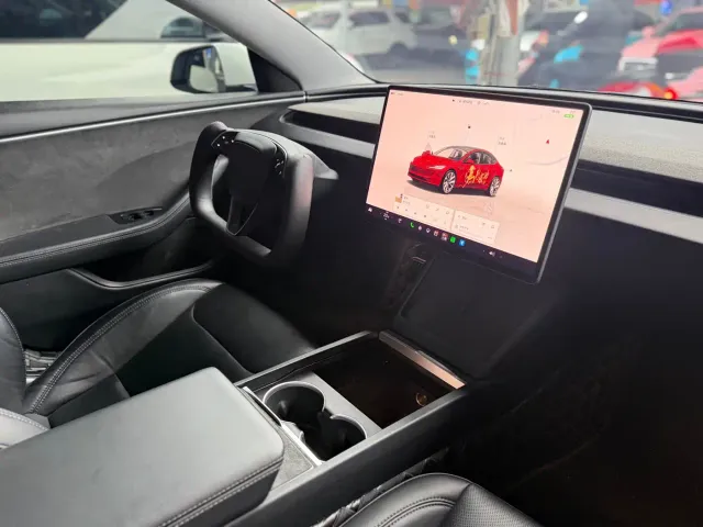 Tesla Model 3 — Фото автомобиля 9