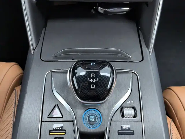 BYD Tang — Фото автомобиля 13