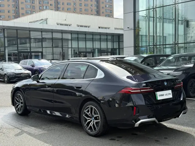 BMW i5 — Фото автомобиля 6