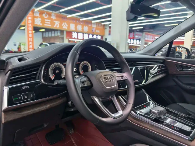 Audi Q7 — Фото автомобиля 7