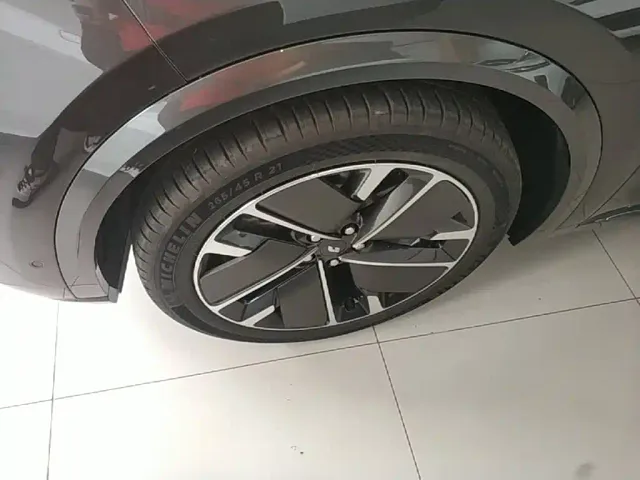 Li Auto L8 — Фото автомобиля 22