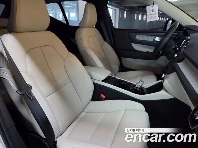 Volvo XC40 — Фото автомобиля 10