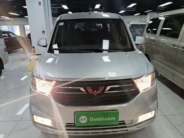 Wuling Hongguang V — Фото автомобиля 2