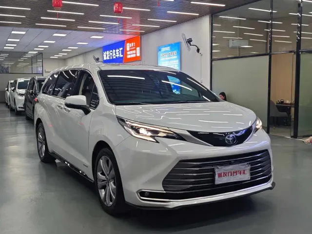 Toyota Sienna — Фото автомобиля 3