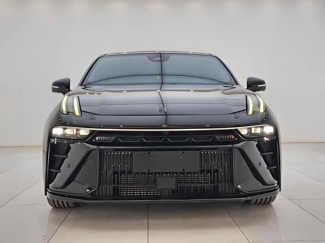Lynk & Co 03 — Фото автомобиля 2