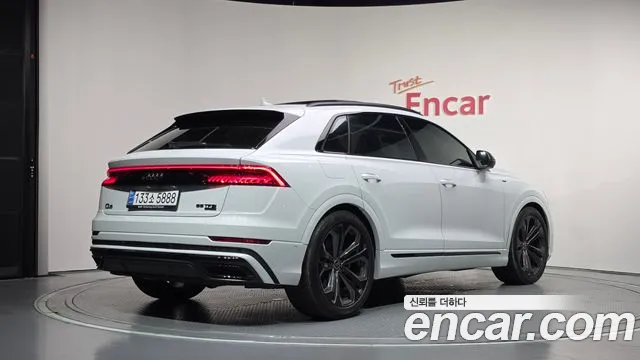 Audi Q8 55 TFSI quattro Premium — Фото автомобиля 2