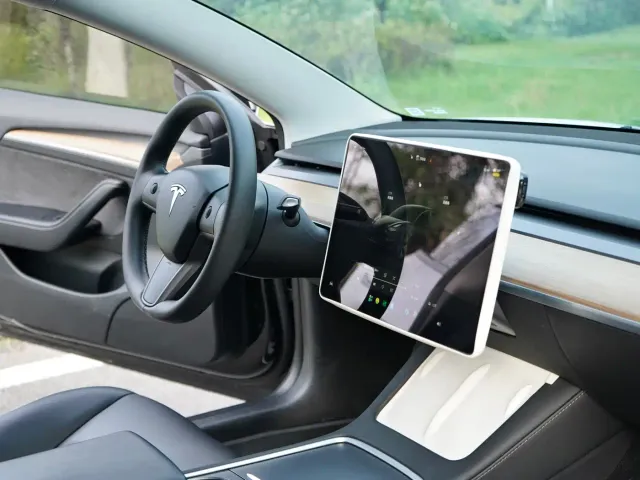 Tesla Model 3 — Фото автомобиля 15