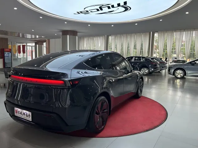 Tesla Model Y — Фото автомобиля 5