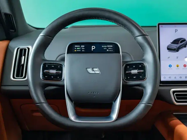 Li Auto L8 — Фото автомобиля 9