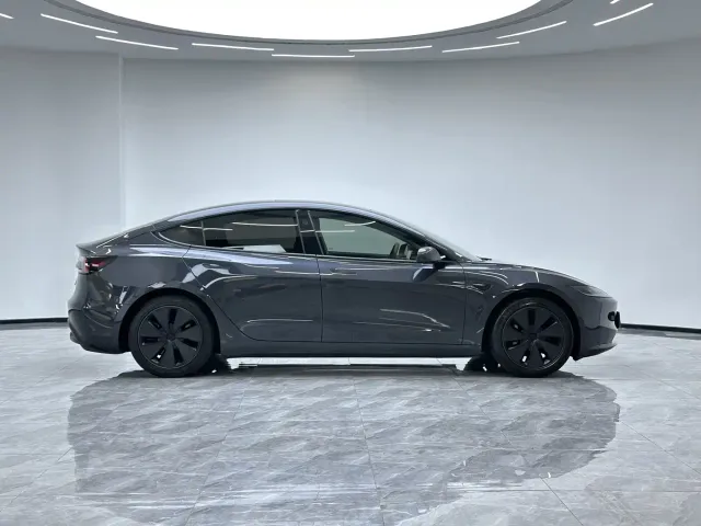Tesla Model 3 — Фото автомобиля 9