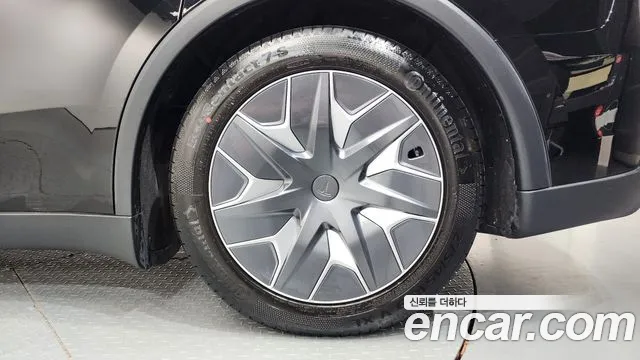 Tesla Model Y — Фото автомобиля 21
