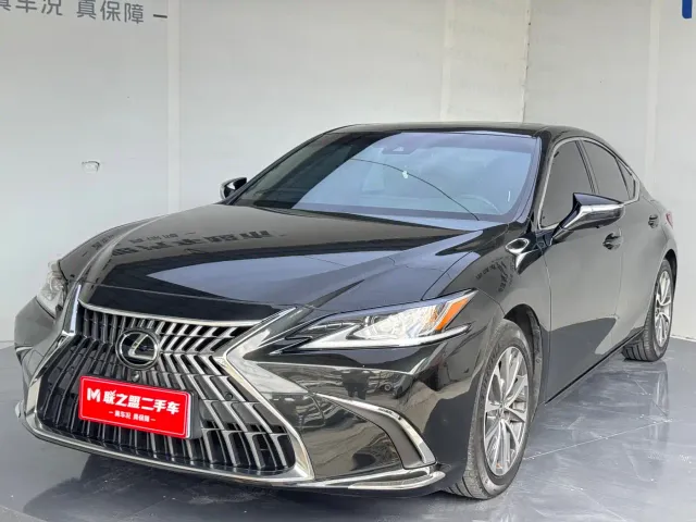 Фотография автомобиля — Lexus ES